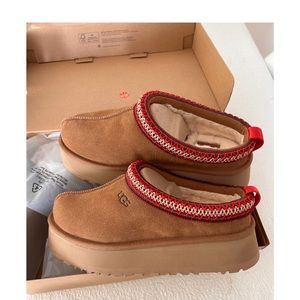 SOLD* Ugg taz women’s